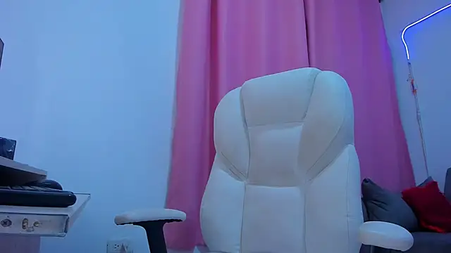 Snapshot of gaaby_foxx chatting on 10.04.25 gaaby foxx online show from 10.04.25