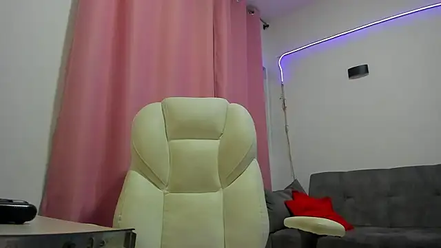 Snapshot of gaaby_foxx chatting on 10.21.25 gaaby foxx online show from 10.21.25