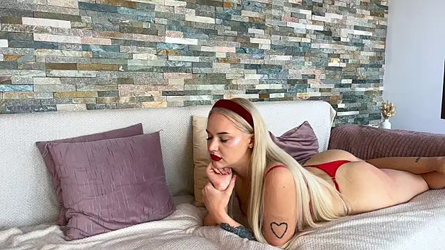 Snapshot of Aurora_5 chatting on 02.14.26 Aurora 5 online show from 02.14.26