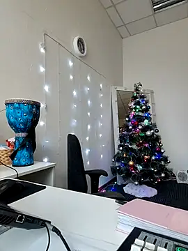 Juicy PeachLux online show from 12.14.25