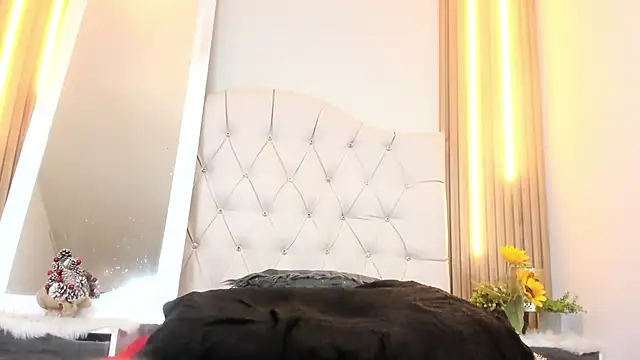 Alexa Bravva online show from 12.17.25