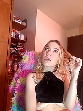 Snapshot of sara_crushx chatting on 09.28.25 sara crushx online show from 09.28.25