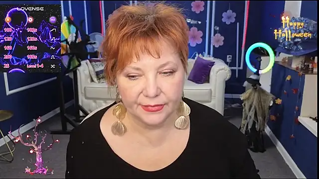 Snapshot of Kira_Kenet chatting on 10.29.25 Kira Kenet online show from 10.29.25