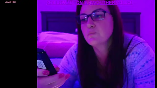 Snapshot of SouthernElle1 chatting on 09.30.25 SouthernElle1 online show from 09.30.25