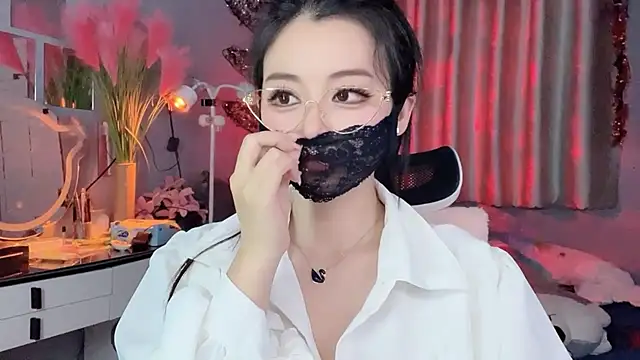 Snapshot of MI_KA22 chatting on 11.21.25 MI KA22 online show from 11.21.25