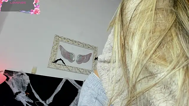 Snapshot of Lola_Blondie chatting on 10.08.25 Lola Blondie online show from 10.08.25