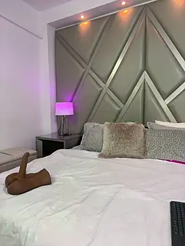 Snapshot of AlesiaCooper chatting on 12.15.25 AlesiaCooper online show from 12.15.25