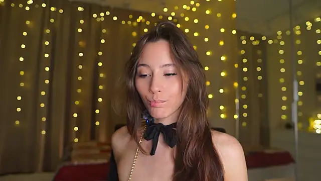 EditaBails online show from 12.21.25