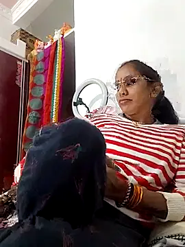 Hotty-Nidhi online show from 12.04.25