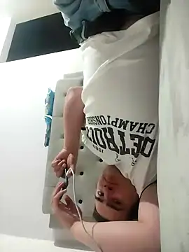 Snapshot of Andy-rtg chatting on 11.24.25 Andy-rtg online show from 11.24.25