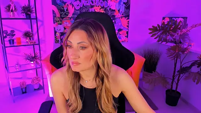 Snapshot of SarahAlluring chatting on 03.22.25 SarahAlluring online show from 03.22.25