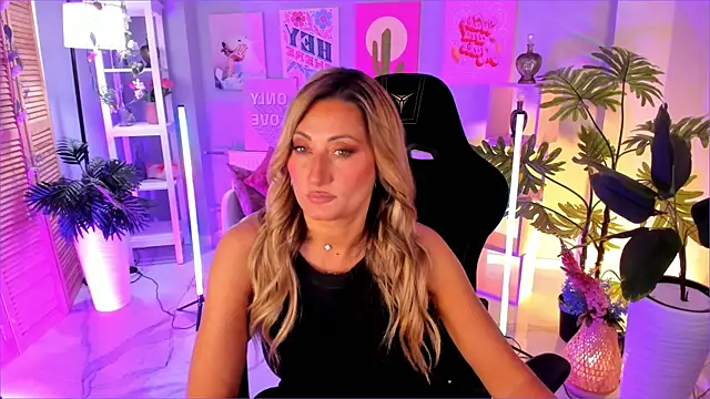 Snapshot of SarahAlluring chatting on 09.18.25 SarahAlluring online show from 09.18.25