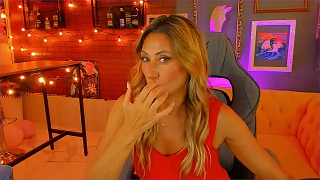 Snapshot of SarahAlluring chatting on 09.19.25 SarahAlluring online show from 09.19.25