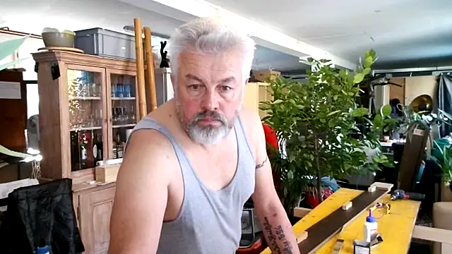 Snapshot of Berg_Boy chatting on 10.31.25 Berg Boy online show from 10.31.25