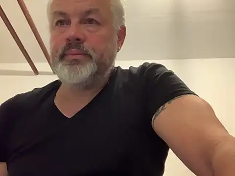 Snapshot of Berg_Boy chatting on 11.20.25 Berg Boy online show from 11.20.25