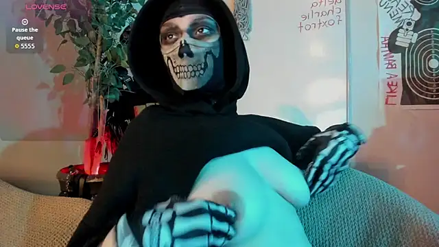 Snapshot of cos_operator chatting on 11.07.25 cos operator online show from 11.07.25