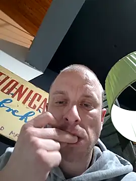 Snapshot of svenpfeifer chatting on 03.12.25 svenpfeifer online show from 03.12.25
