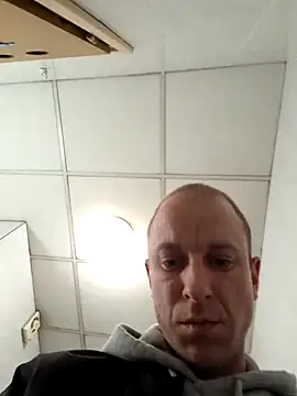 Snapshot of svenpfeifer chatting on 03.17.25 svenpfeifer online show from 03.17.25