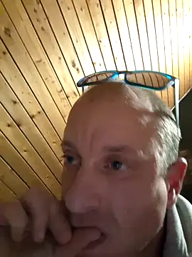Snapshot of svenpfeifer chatting on 03.20.25 svenpfeifer online show from 03.20.25