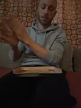 Snapshot of svenpfeifer chatting on 11.23.25 svenpfeifer online show from 11.23.25