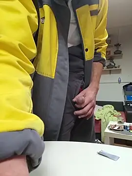 Snapshot of svenpfeifer chatting on 12.14.25 svenpfeifer online show from 12.14.25