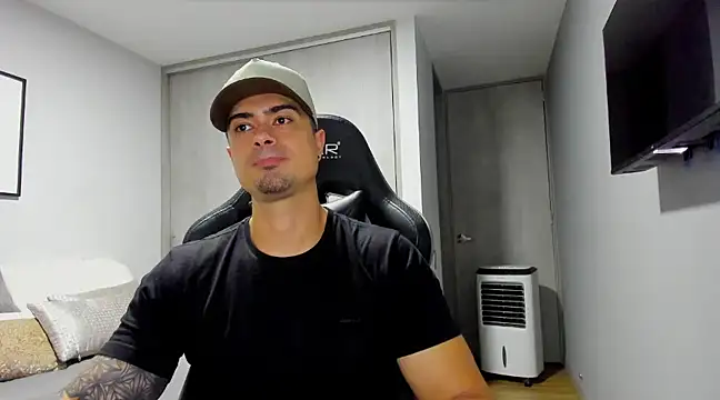 Snapshot of Dante_Storm chatting on 03.11.25 Dante Storm online show from 03.11.25