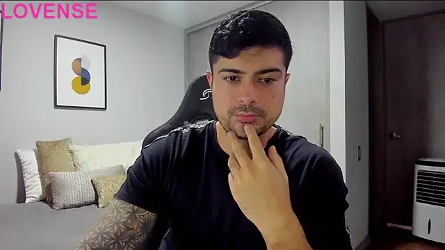 Snapshot of Dante_Storm chatting on 10.19.25 Dante Storm online show from 10.19.25