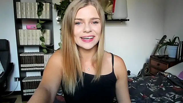 Snapshot of HaleyReedme chatting on 09.23.25 HaleyReedme online show from 09.23.25