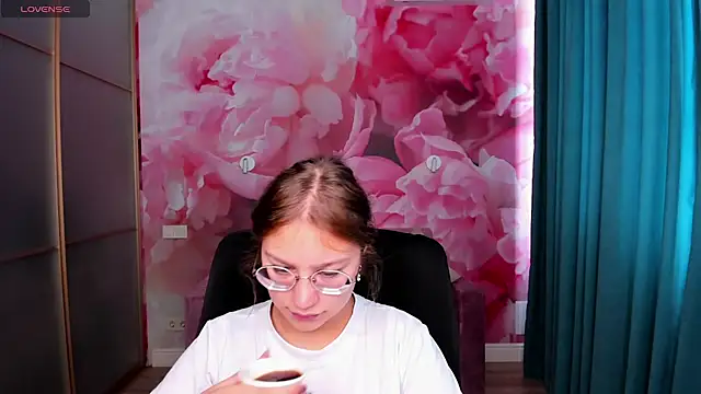 AngelinaLow online show from 09.28.25