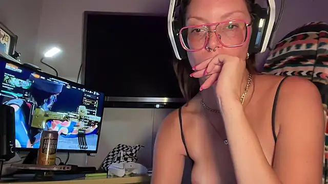 Snapshot of SpaceCowWhore chatting on 09.12.25 SpaceCowWhore online show from 09.12.25