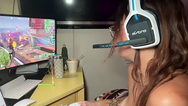 Snapshot of SpaceCowWhore chatting on 09.29.25 SpaceCowWhore online show from 09.29.25