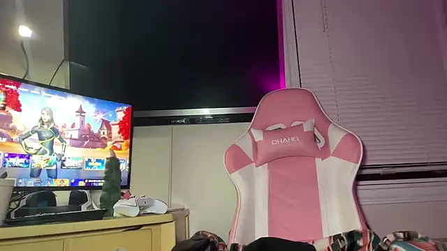 Snapshot of SpaceCowWhore chatting on 09.29.25 SpaceCowWhore online show from 09.29.25