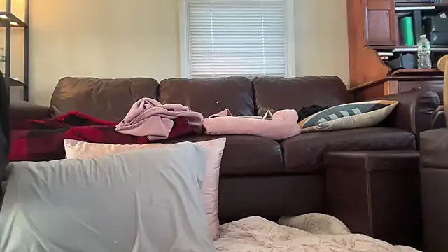 Snapshot of SpaceCowWhore chatting on 10.01.25 SpaceCowWhore online show from 10.01.25