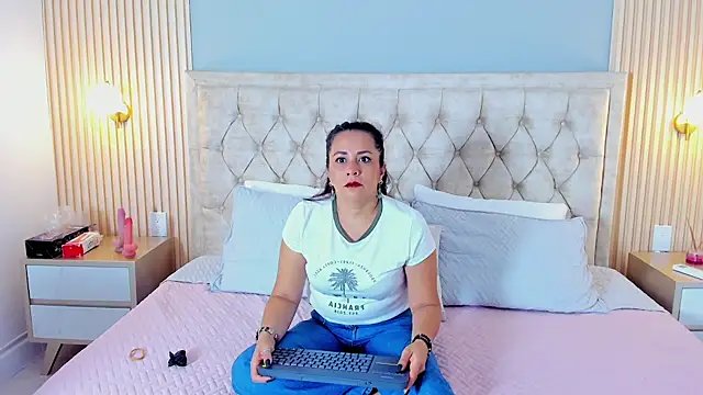 Snapshot of Hera_goddesss chatting on 09.24.25 Hera goddesss online show from 09.24.25