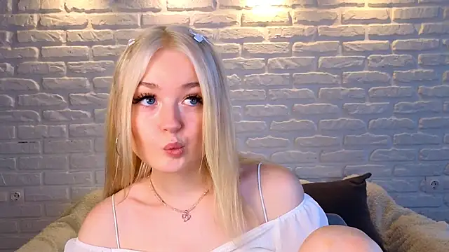 Snapshot of minigirl chatting on 03.15.25 minigirl online show from 03.15.25