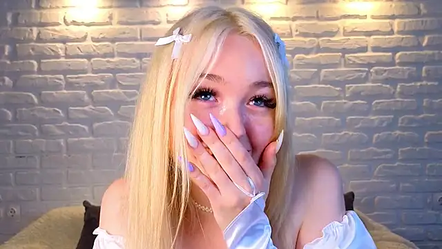 Snapshot of minigirl chatting on 03.16.25 minigirl online show from 03.16.25