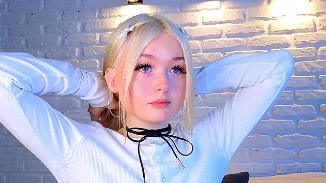 Snapshot of minigirl chatting on 03.18.25 minigirl online show from 03.18.25