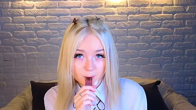 Snapshot of minigirl chatting on 03.19.25 minigirl online show from 03.19.25