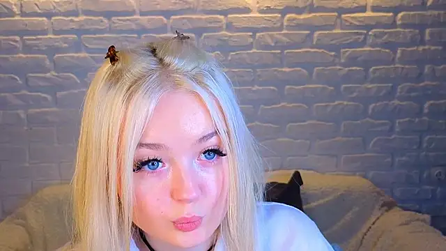 Snapshot of minigirl chatting on 03.19.25 minigirl online show from 03.19.25