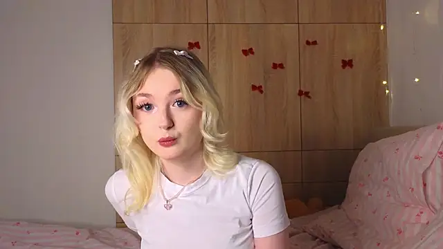 Snapshot of minigirl chatting on 02.18.26 minigirl online show from 02.18.26