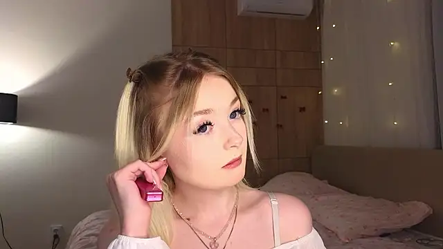 Snapshot of minigirl chatting on 02.27.26 minigirl online show from 02.27.26