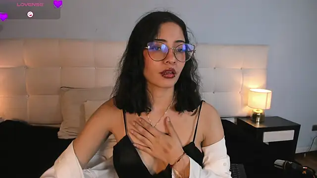 Snapshot of Moon__April chatting on 12.17.25 Moon April online show from 12.17.25