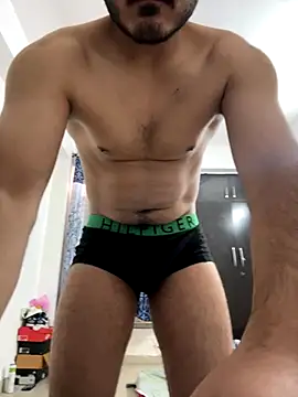 Snapshot of Guccilonda17 chatting on 11.30.25 Guccilonda17 online show from 11.30.25