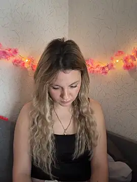 Snapshot of mollygirll chatting on 10.13.25 mollygirll online show from 10.13.25