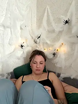 Snapshot of mollygirll chatting on 10.22.25 mollygirll online show from 10.22.25