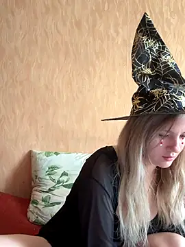 Snapshot of mollygirll chatting on 10.29.25 mollygirll online show from 10.29.25