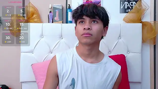 Snapshot of Ethan_Westt chatting on 12.17.25 Ethan Westt online show from 12.17.25