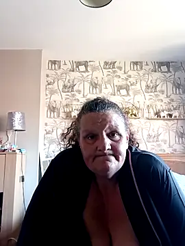 MissQueenBeex online show from 03.20.25