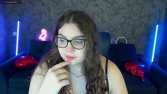 Snapshot of LuxSopphia chatting on 02.22.26 LuxSopphia online show from 02.22.26