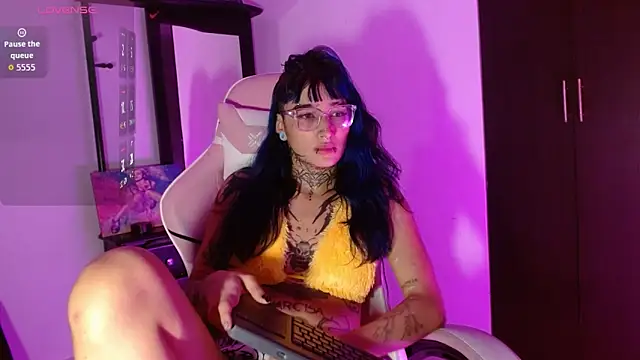 Snapshot of SharaRoss1 chatting on 11.14.25 SharaRoss1 online show from 11.14.25